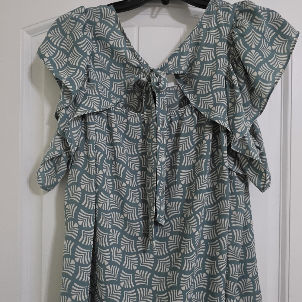 Green and White Patterned Sleeveless Top